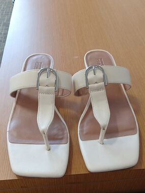 Nordstrom Rack Ivory Mule Sandal W Toe Bar & Silver Buckle Detail Size 7.5 NWT